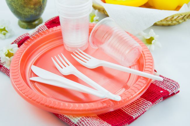 Prvá európska krajina zakáže plastové poháre, taniere a príbor