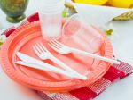 Prvá európska krajina zakáže plastové poháre, taniere a príbor