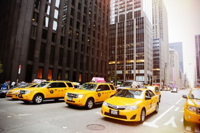 Taxikár vozil zákazníka mesiac po Európe, teraz mu dlhuje 18.000 eur
