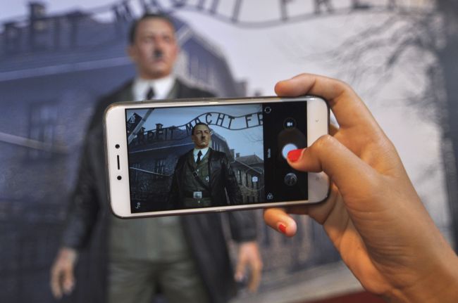 Múzeum odstránilo voskovú figurínu Hitlera, kde si ľudia robili selfie