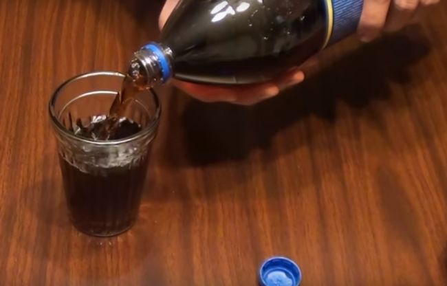 Video: Rus vám ukáže, ako do pohára naliať Kolu bez penenia
