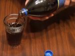 Video: Rus vám ukáže, ako do pohára naliať Kolu bez penenia