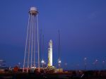 USA: Štart nosnej rakety Antares zmarila blízkosť malého lietadla