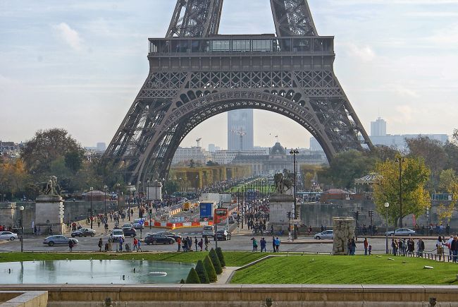 V Paríži pribúdajú útoky zlodejských gangov na turistov