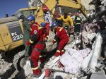 Iránsky prezident prisľúbil pomoc pri obnove oblasti zničenej zemetrasením