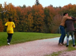Video: Kamera zachytila, ako muž v parku zaútočil na ženu