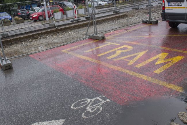 Rekonštrukciu električkovej trate na Špitálskej ulici v Bratilsave dokončujú