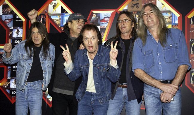 Zomrel gitarista a spoluzakladateľ kapely AC/DC Malcolm Young