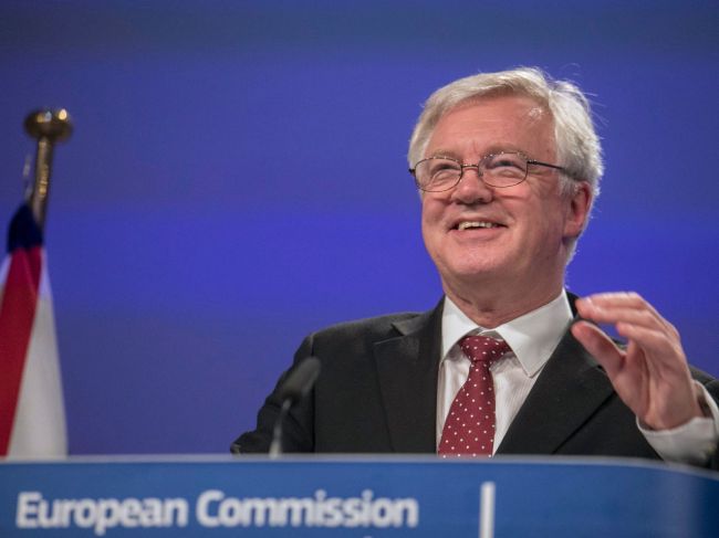 Británia je pripravená aj na alternatívu, že sa s EÚ nedohodne, tvrdí Davis