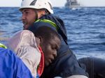 Grécka pobrežná stráž opäť zachraňovala na mori desiatky migrantov v núdzi