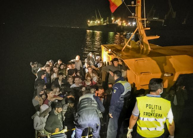 Počet utečencov v EÚ poklesol len mierne, presunuli sa na nové nebezpečné trasy