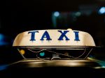 Taxikárom v Ríme ponúkajú kurzy angličtiny a dobrého správania