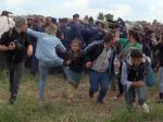 Maďarskej kameramanke, ktorá kopala do migrantov, zakázali vstup do parlamentu