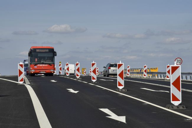 D1 je pri križovatke Blatné v smere z Trnavy do Bratislavy prejazdná