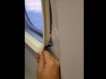 Video: Pasažiera v lietadle znepokojilo okno, ktoré sa začalo uvoľňovať z rámu