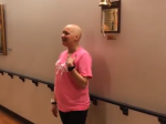 Video: Žena prekonala rakovinu. Teraz „roztápa“ svet svojím citlivým spevom
