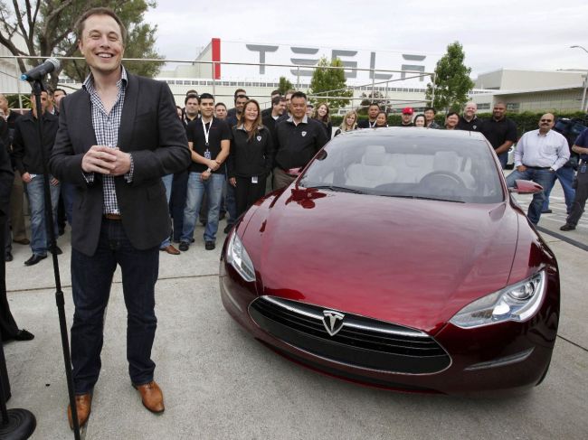 Objavujú sa predpovede, že Muskova Tesla skrachuje pred rokom 2020