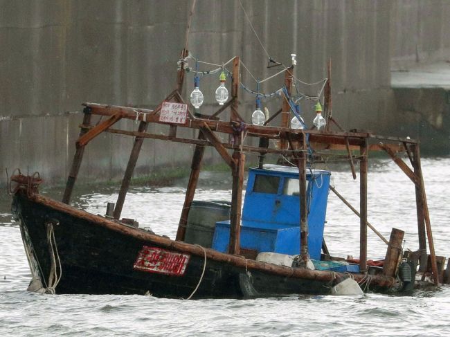 Japonská pobrežná stráž objavila trosky lode a telo muža, zrejme Severokórejčana
