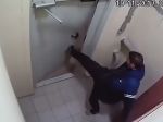 Video: Opitý muž sa 3 hodiny snažil otvoriť dvere, kým dospel k „šokujúcemu“ zisteniu