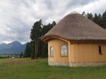 Pod Tatrami vyrastá ekologická dedinka. Chceli by ste bývať v domoch z hliny a dreva?