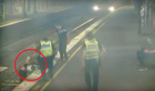 Video: Ženu vytiahli z koľajiska sekundu predtým, ako prišiel vlak