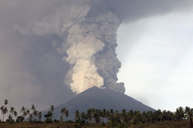 Na ostrove Bali zvýšili výstrahu pred sopkou Agung, uzavreli letisko
