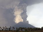 Na ostrove Bali zvýšili výstrahu pred sopkou Agung, uzavreli letisko