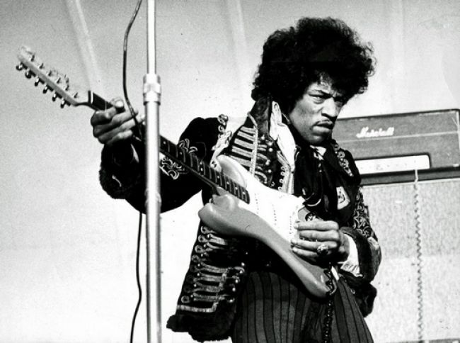 Gitarista Jimi Hendrix by sa dnes dožil 75 rokov