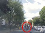Video: Hrdina z ulice zachránil kabelku ženy, ktorú okradla dvojica na mopede