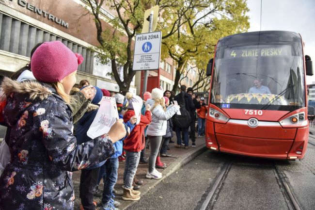 Narodeninového vodiča električky č. 4 v Bratislave prekvapili spievajúce deti