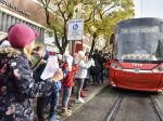Narodeninového vodiča električky č. 4 v Bratislave prekvapili spievajúce deti