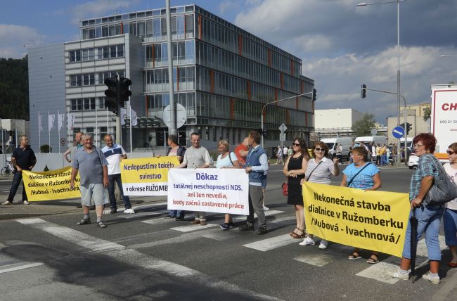 V stredu sa na deviatich miestach budú konať protesty, rátajte so zdržaním na cestách