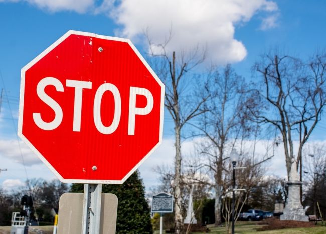 Video: Kedy nemusíte zastaviť na STOP-ke? Polícia ponúka odpoveď