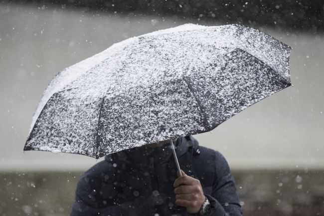 Slovensko dnes zasiahnu snehové prehánky, meteorológovia vydali výstrahu