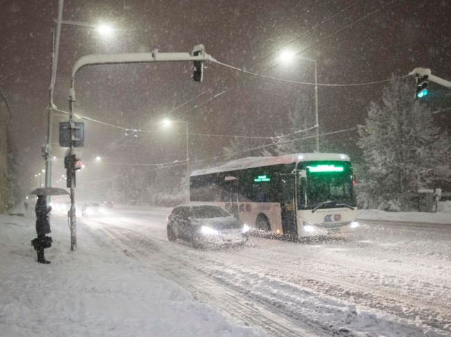 AKTUÁLNE NA CESTÁCH: Diaľnice sú zjazdné, na niektorých cestách je vrstva snehu do 5 cm