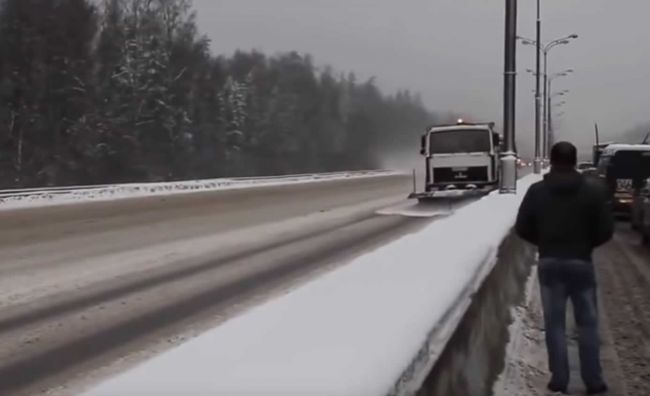 Video: Takto dokážu so snehom na cestách zatočiť ruskí cestári