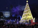 Prezident Trump prvýkrát rozsvietil národný vianočný strom