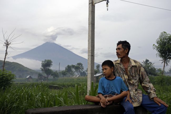 Aktivita sopky Agung na ostrove Bali klesá