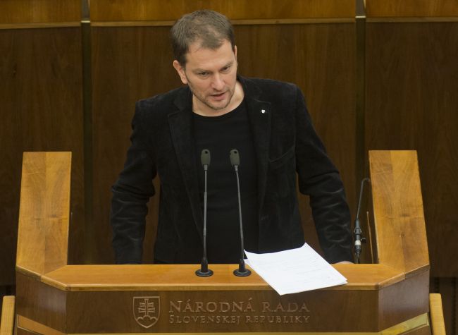 Matovič sa vrátil do parlamentu, poslanci ho ho vítali a oponovali