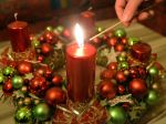 Advent v kresťanskej cirkvi symbolizuje veniec so štyrmi sviečkami