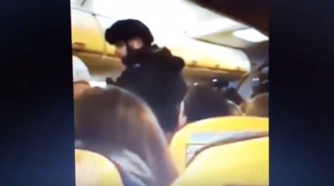 Britská polícia potvrdila zatknutie Slováka, ktorý sa v lietadle vyhrážal bombou