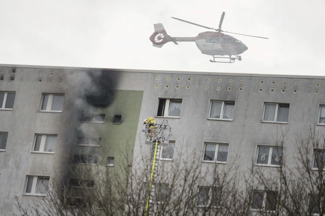 Trinásť ľudí utrpelo zranenia pri požiari vo výškovej budove v Berlíne