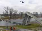 V Prahe sa do Vltavy zrútil most, rieku prehľadávajú hasiči