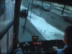 Video: Vodička električky nabúrala do auta a bez mihnutia oka pokračovala v ceste