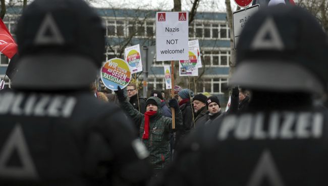 Nemecko: Delegáti AfD si na zjazde poznačenom protestmi zvolili nové vedenie
