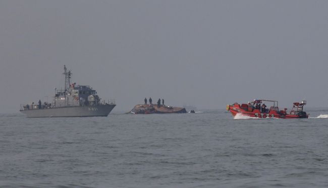 Stret rybárskej lode s tankerom si vyžiadal najmenej 13 životov