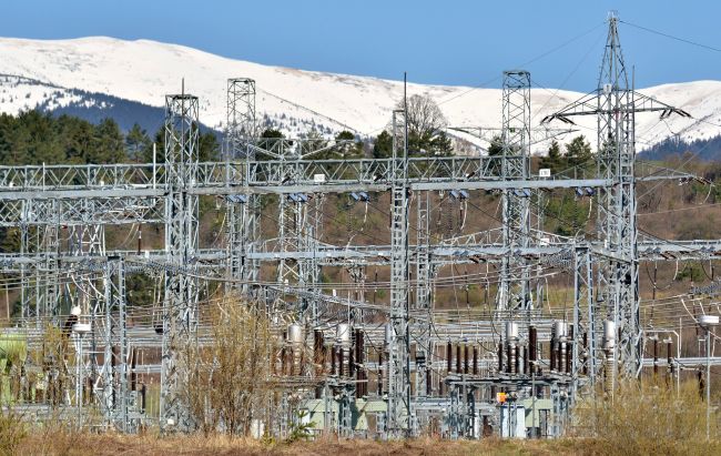 Sneženie spôsobilo ďalšie výpadky elektriny v domácnostiach