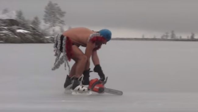 Video: Najlepší spôsob, ako osláviť Vianoce: S korčuľami a motorovou pílou na jazere!