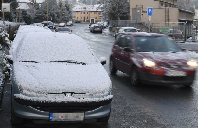 Pozor na poľadovicu a silné sneženie! Cestári vystríhajú najmä pred týmito úsekmi