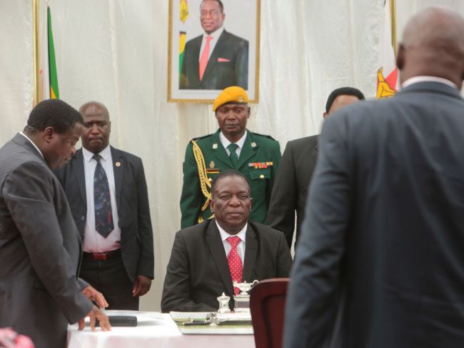 Zimbabwiansky prezident uviedol do úradu nový kabinet so zmenami, aby upokojil ľudí